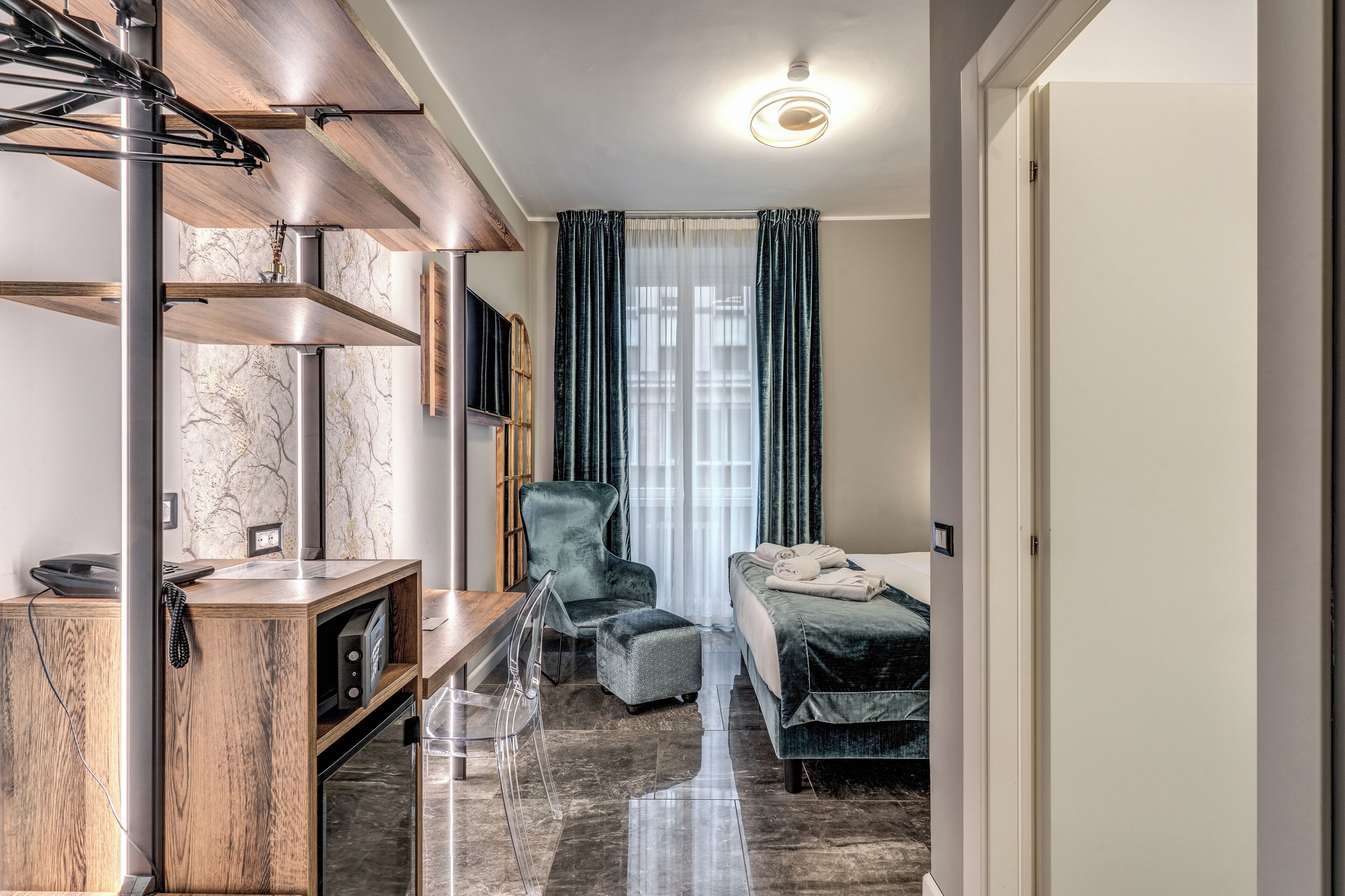 standard double room | 1 bedroom, minibar, in-room safe, individually decorated