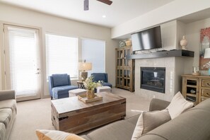 Smart-tv, eldstad, tv-spel och Netflix