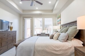 4 sovrum, skrivbord, strykjärn/strykbräda och resesäng