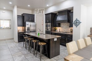 Kylskåp, mikrovågsugn, ugn och spishäll