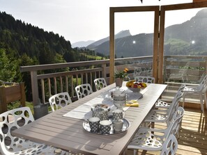 Outdoor dining - Luxury Chalet with Ski-In/Ski-Out, Sauna & Outdoor Jacuzzi at Le Grand-Bornand (Le Grand-Bornand)