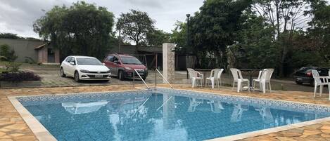 Una piscina al aire libre, tumbonas