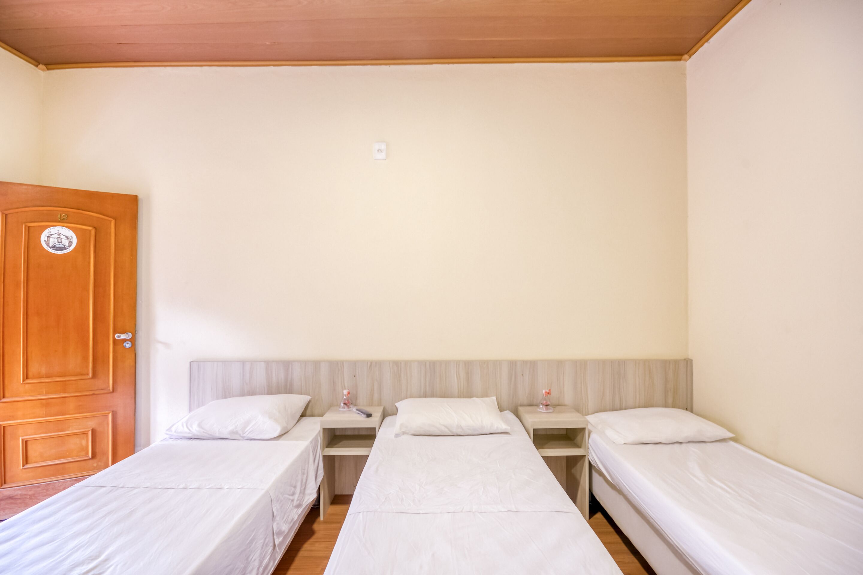 Phòng 3, 3 giường đơn | Minibar, bàn, truy cập Internet không dây miễn phí, bộ trải giường 