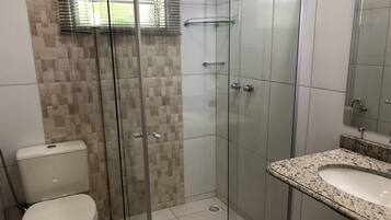 Phòng 3 | Phòng tắm | Buồng tắm vòi sen, khăn tắm, xà phòng, dầu gội