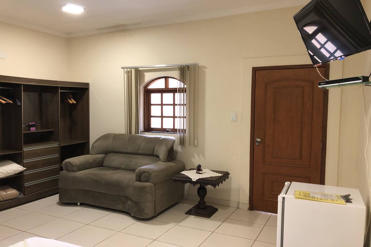 Triple Room | Minibar, desk, WiFi (free), bed sheets