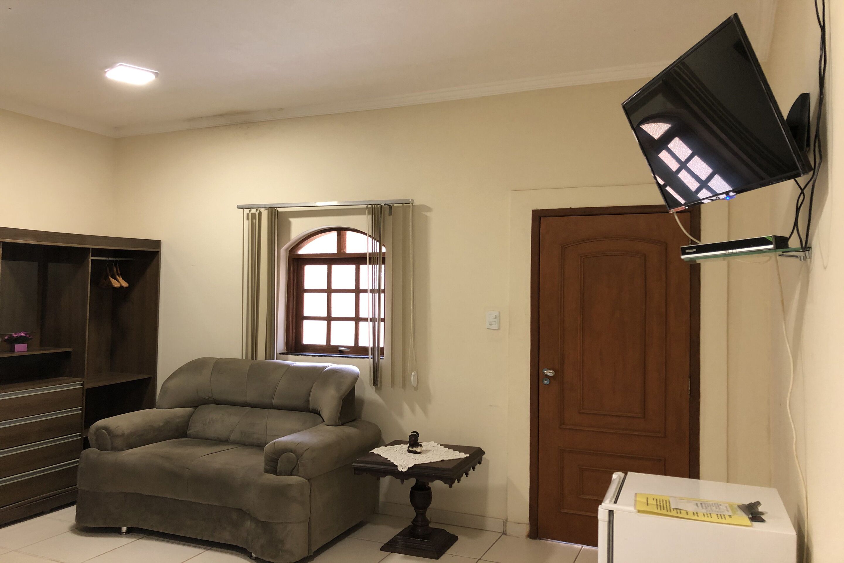 ميني بار ومكتب وواي فاي مجانًا وملاءات أسرّة