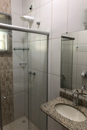 Habitación triple | Baño | Ducha, toallas, jabón y champú