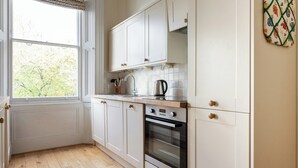 Apartment (1 Bedroom) | Private kitchen | Fridge, microwave, oven, stovetop - Stanhope Gardens X (London)