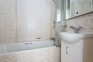 아파트 (1 Bedroom) | 욕실 | 샤워기/욕조 결합, 타월