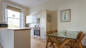 Apartment (1 Bedroom) | Private kitchen | Fridge, microwave, oven, stovetop - Stanhope Gardens X (London)