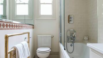 Apartment (2 Bedrooms) | Bathroom | Combined shower/tub, free toiletries, towels, soap