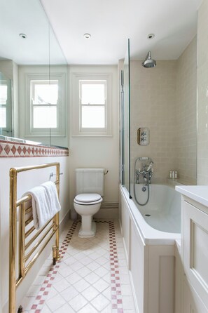 Bathroom - Albert Bridge Road II by Onefinestay (London)