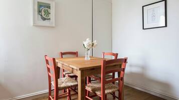 Apartment (2 Bedrooms) | Dining