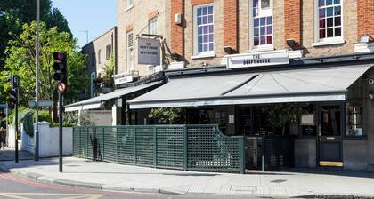 Albert Bridge Road II by Onefinestay