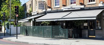 Albert Bridge Road II by Onefinestay