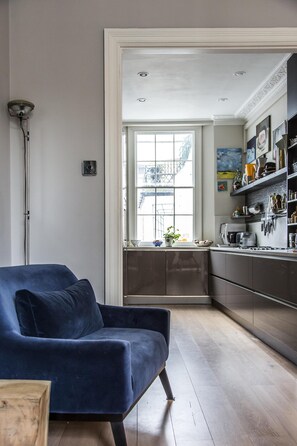 Apartment (4 Bedrooms) | Wohnzimmer