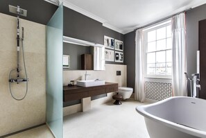 Apartment (4 Bedrooms) | Badezimmer | Badewanne und Dusche (separat), Haartrockner, Handtücher