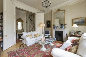 アパートメント (1 Bedroom) | リビング エリア | テレビ、書庫