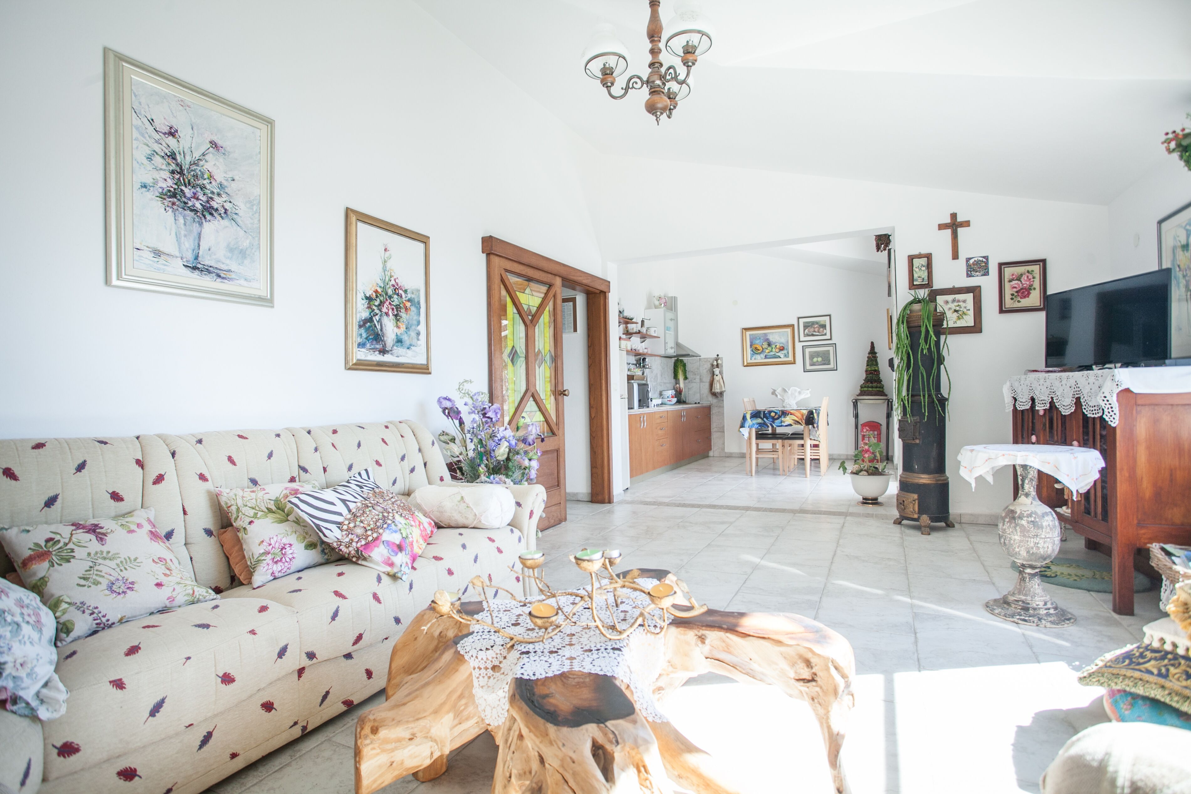 Uma sala de estar com sofá, mesa de centro e um espaço de jantar com mesa e cadeiras.