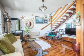 Villa (Sevid) | Living area | 28-inch flat-screen TV with satellite channels, TV, books - Sevid Holiday Homes (Marina)
