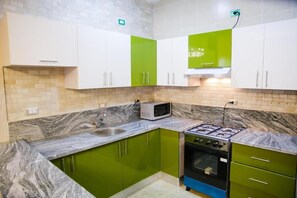 Frigorífic, microones, forn i placa de cuina 