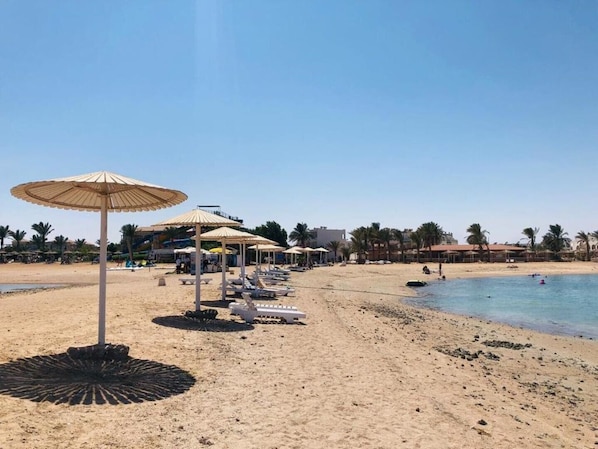 Chaise longue, serviettes de plage