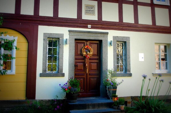 Front of property - Räucher - Häusl (Herrnhut)