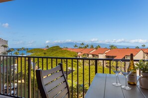 Outdoor dining - Spacious studio with a splash of ocean view (Lahaina)