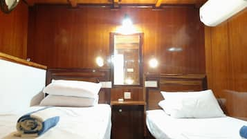 Deluxe Double Room | Iron/ironing board, free WiFi