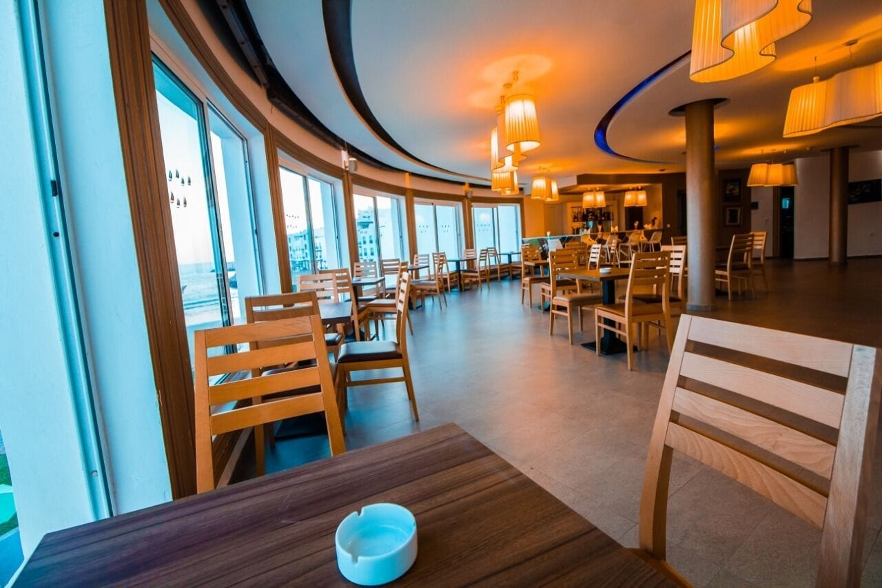 Petit déjeuner, déjeuner et dîner servis sur place