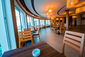 Se sirven desayunos, almuerzos, cenas y cocina local e internacional