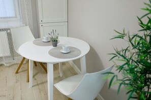 Luxury Apartment, 1 King Bed, Non Smoking, Kitchen | Living area | 32-inch Smart TV with digital channels, TV, Netflix - Apart-Hotel LAVINA (Sumy)