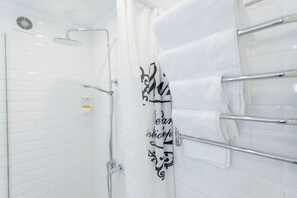 Luxury Apartment, 1 King Bed, Non Smoking, Kitchen | Bathroom