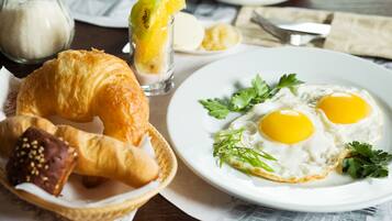 Daily continental breakfast (UAH 150 per person)