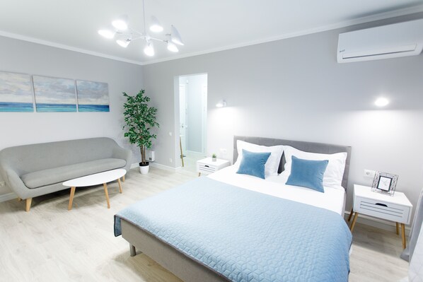 Luxury Apartment, 1 King Bed, Non Smoking, Kitchen | Living area | 32-inch Smart TV with digital channels, TV, Netflix - Apart-Hotel LAVINA (Sumy)