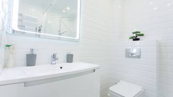 Luxury Apartment, 1 King Bed, Non Smoking, Kitchen | Bathroom | Shower, rainfall showerhead, designer toiletries, hair dryer