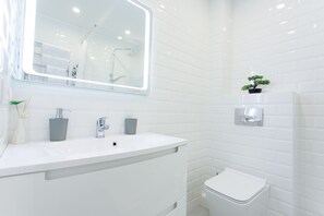 Luxury Apartment, 1 King Bed, Non Smoking, Kitchen | Bathroom | Shower, rainfall showerhead, designer toiletries, hair dryer - Apart-Hotel LAVINA (Sumy)