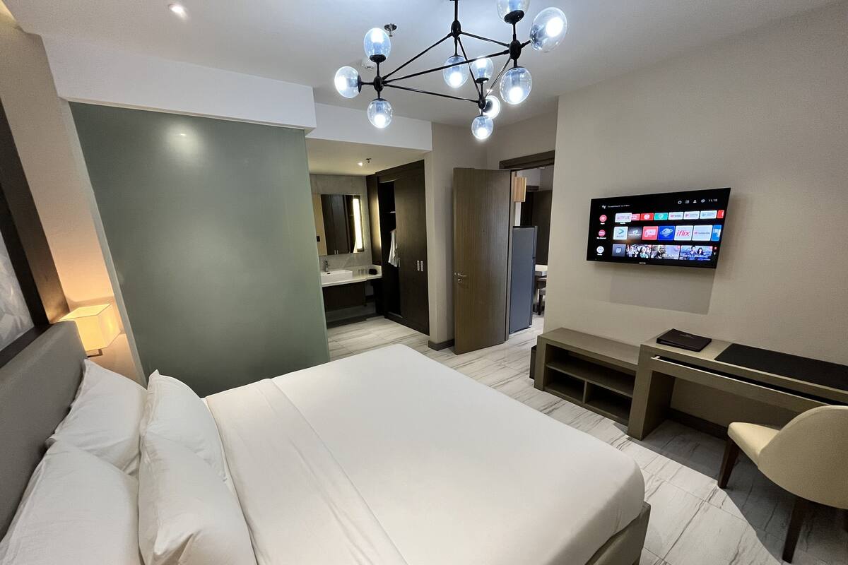 Executive Suite | Egyptian cotton sheets, premium bedding, down duvets, pillow-top beds
