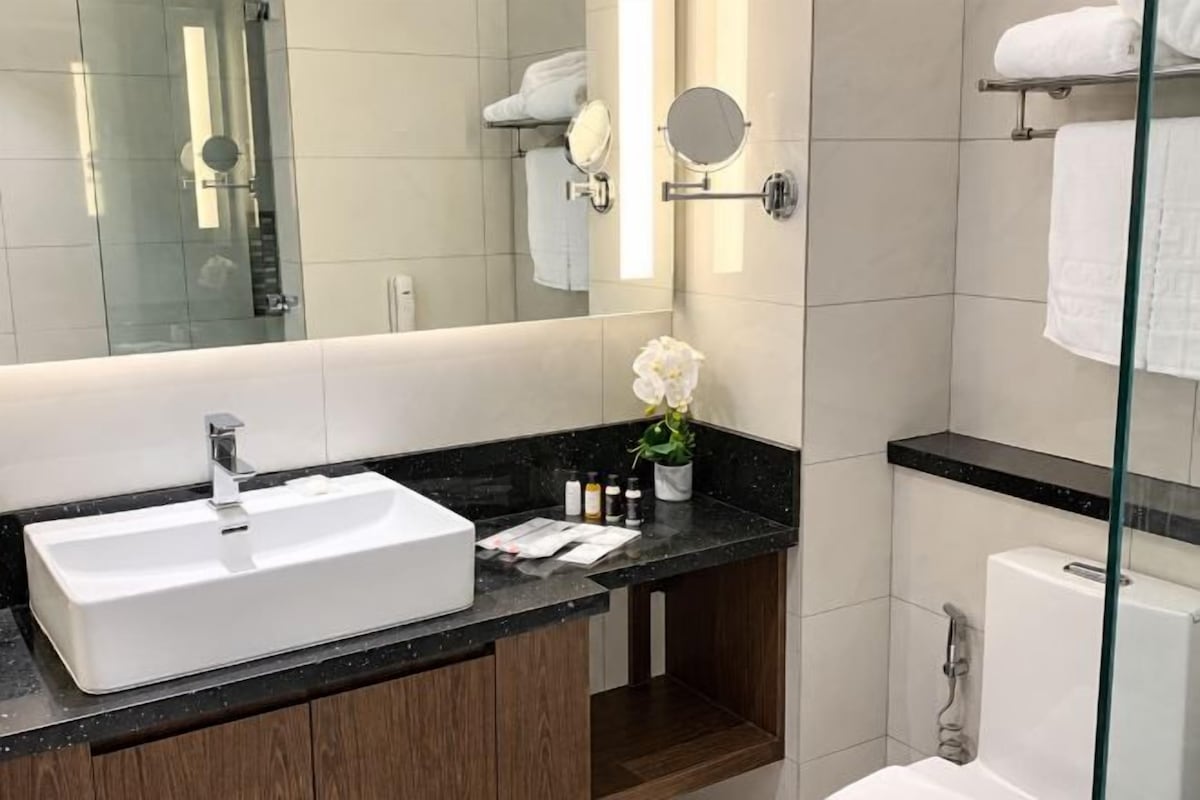 Articles de toilette gratuits, sèche-cheveux, peignoirs, chaussons