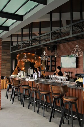 Bar junto a la piscina