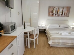 Free WiFi, bed sheets