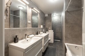 Appartement, 2 chambres | Salle de bain | Articles de toilette écologiques, séchoir à cheveux, serviettes fournies