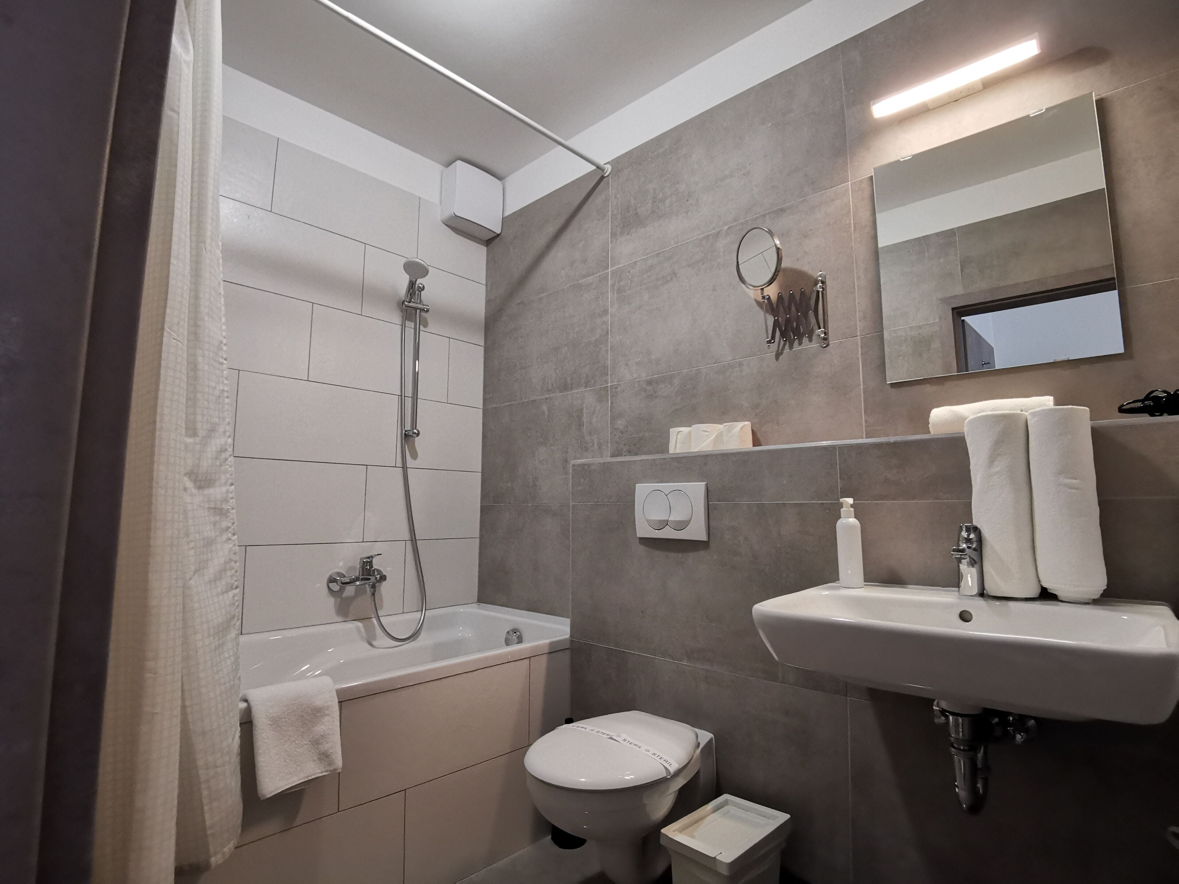 Un baño moderno con bañera, inodoro y lavamanos.