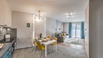 Fridge, microwave, oven, coffee/tea maker