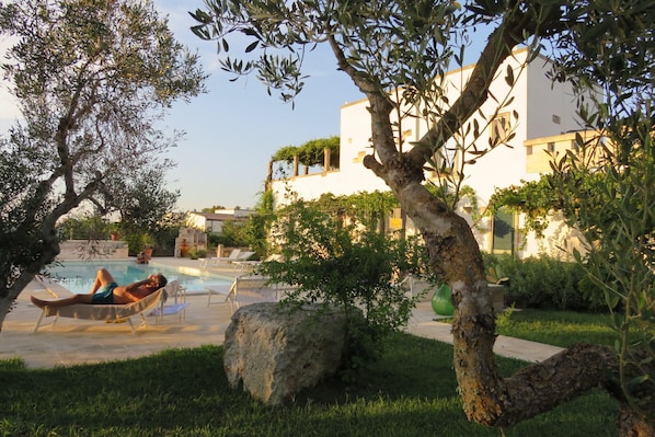 Außenpool (je nach Saison geöffnet), Liegestühle