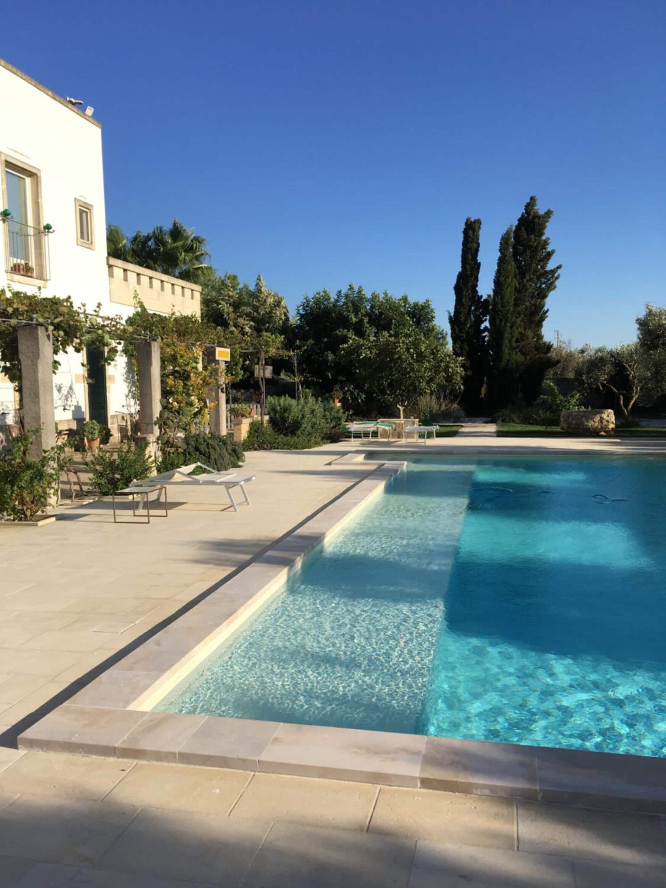Piscine extérieure (ouverte en saison), chaises longues