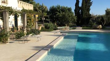 Piscine extérieure (ouverte en saison), chaises longues