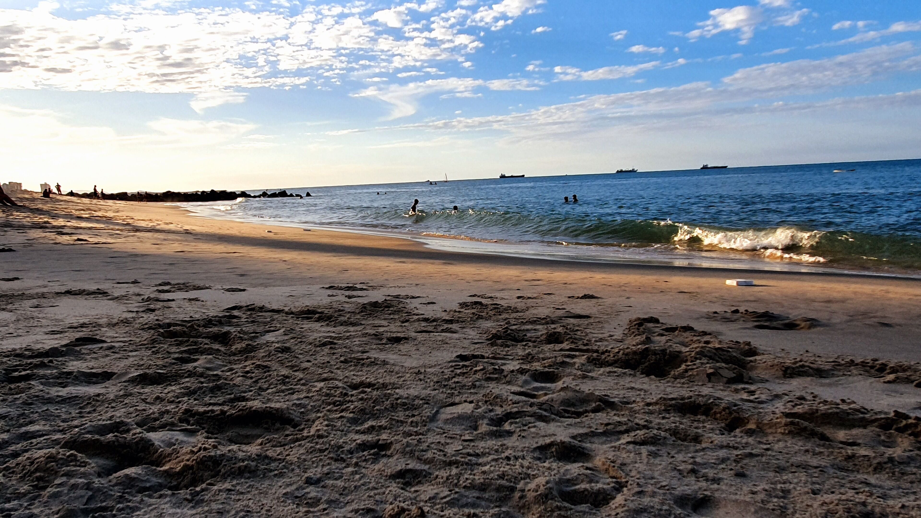 beach nearby, white sand, 10 beach bars