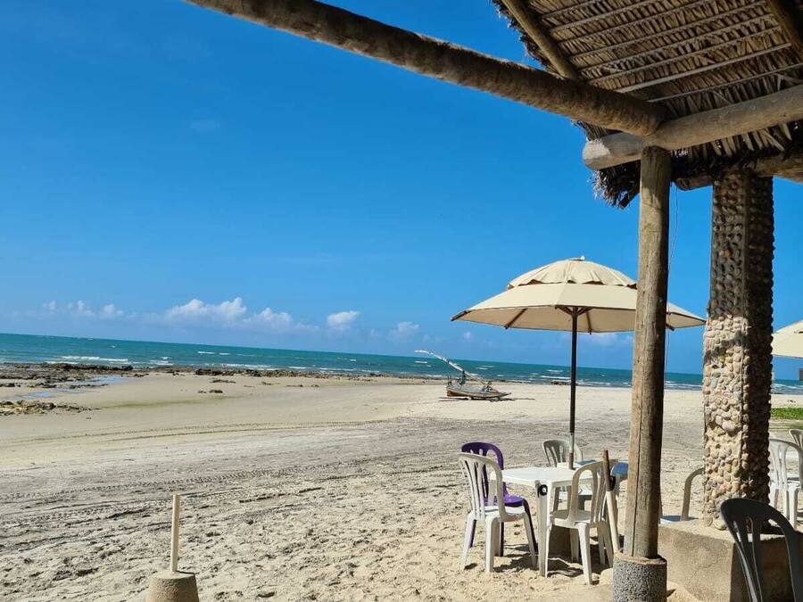 In Strandnähe, weißer Sandstrand, 10 Strandbars