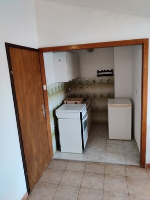 Fridge, oven, stovetop, coffee/tea maker